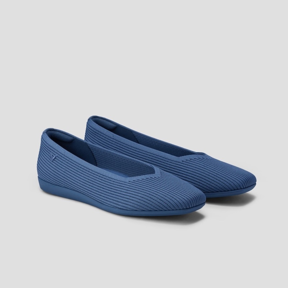 VIVAIA Margot Walker Lightweight Square-Toe V-Cut Flats in Vintage Blue Size 40